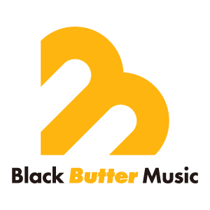 검정색 Black 노란색 Butter 검정색 Music 으로 구성된 글자 위에, 노란색 B 혹은 둥근 M 글자가 잘린듯이 기울어져 있는 블랙버터뮤직 로고