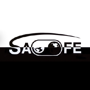 위아래로 흑백이 나뉜 배경 위에 반전된 색상으로 가운데에 적혀있는 SAFE 글자의 세이프팀 로고